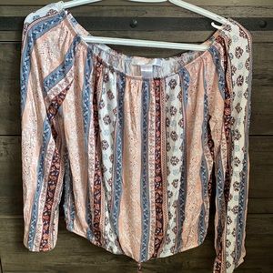 ✨3/4 sleeve, slightly off the shoulder blouse.